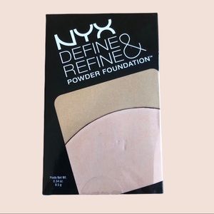 B2G2 NYX Define & Refine Powder Foundation Light